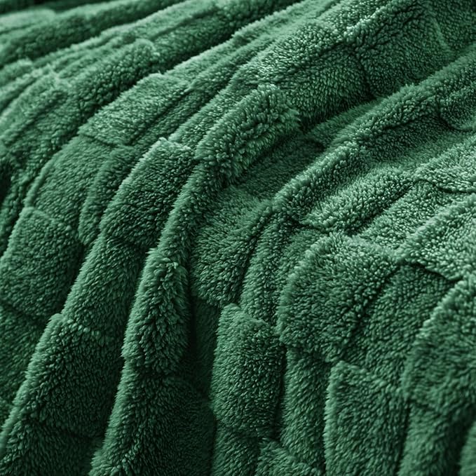 Exclusivo Mezcla King Size Flannel Fleece Blanket, Super Soft and Warm Lightweight Checkered Pattern Blankets for All Seasons, 90x104 Inches, Forest Green